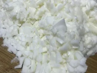 老北京清真小吃-糖卷果,将山药去皮、切碎。