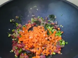 不一样的风味~~腊味杂菜炒饭,加入胡萝卜丁
