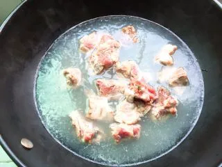 家常菜+酱骨肉,放入肉焯水