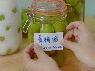 零失败的[青梅酒]和[青梅露]四月美食,罐子上贴上时间标签，就完成了