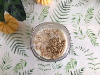 奶香金瓜燕麦糊,再倒入牛奶