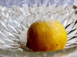 柠檬铁观音蜂蜜茶,柠檬上撒上盐