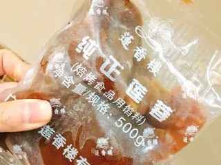 北京小吃·驴打滚,我用的是莲香楼的莲蓉馅，可换成豆沙馅。 注：个人感觉莲香楼的馅料甜度柔软度适中。 大家自己准备即可，但不要用太软/太黏/水分太多的馅料，易失败不成形。