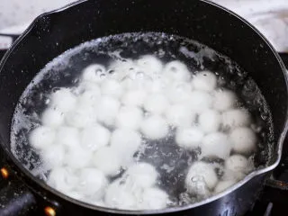 抹茶奶冻白玉丸子,锅中注入清水烧开,放入小丸子