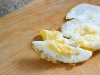 让米饭遭殃的风味鸡蛋做法“豆豉辣椒炒荷包蛋”,倒入少许油，放入蒜片、姜末、豆豉，炒香