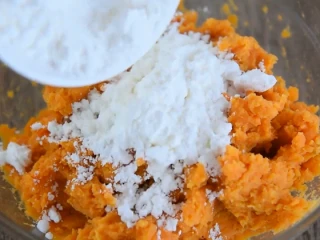 福清番薯丸这么经典的小吃你会做吗?,撒入适量的生粉拌匀即可