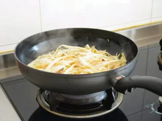 【孜然杏鲍菇】PK烧烤金针菇，完胜~,慢慢煸炒到水分殆尽。 别着急添加任何调料， 如果有点粘锅就把火调小一些~