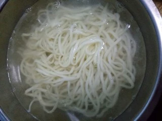 清真小吃之打卤面,换锅烧水煮面,面熟后捞出放入凉水中放凉,中途可以换一次凉水,这样面条凉的更快更爽口。