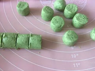 双色果蔬芋圆,搓成小长条,用刀切切切;