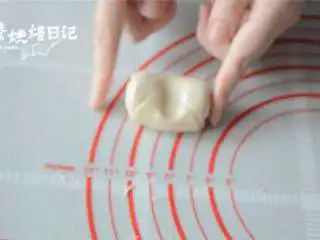 风靡街头的板栗饼不敢吃?那就自制吧,美味又好吃,同样的从上往下卷起,同样需要松弛15分钟,用保鲜膜盖好。 取一个松弛静置好的卷卷在案板上,大拇指将卷的中间段往下压,用手掌压扁,用擀面杖擀开,成为中间厚四边薄的圆形面片。