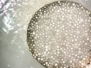 西米的完美煮法,还是煮5分钟,关火盖上锅盖焖20分钟