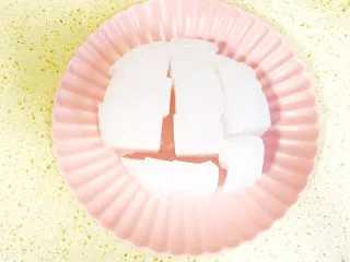 家乡小吃—焖子,凉粉切成大小均匀的块