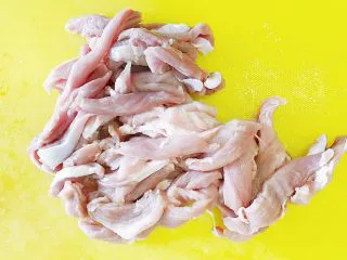 馋哭小孩的灵魂小酥肉, 食材处理： 里脊肉洗尽切成大小适中的条状（喜欢带点肥的可以选择五花肉或者梅花肉 五花肉的话记得去皮部分）