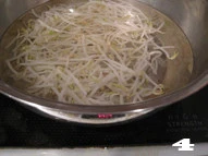 周末美食 自制东南亚特色街头小吃——【火车头河粉】,豆芽和油菜洗净后焯水，捞出过冷水，滤干备用。