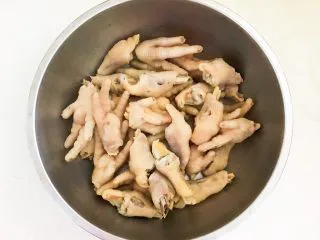 私房菜 密制酸辣鸡爪,把煮熟的鸡爪捞出来