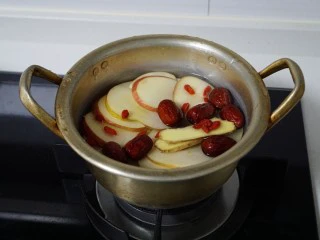 降脂刮油，越喝越美的苹果减脂汤,苹果切片，红枣去核切块（我第一次煮忘了切，整个扔进去了）所有食材冷水下锅大火🔥煮沸转小火焖煮十分钟即可。