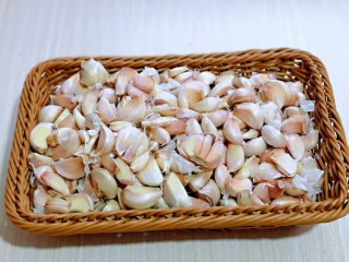 自制蒜蓉辣酱,依次将大蒜掰完。没有用这么多，量可以根据需求增减。