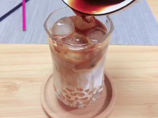 珍珠冷萃咖啡,缓缓倒入咖啡,能看到与牛奶冰块的交融。