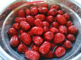 新文美食 北京特色小吃蒸年糕,打开洗干净用水泡半小时。