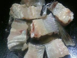 酸香风味鱼头锅,鱼骨煎一下。