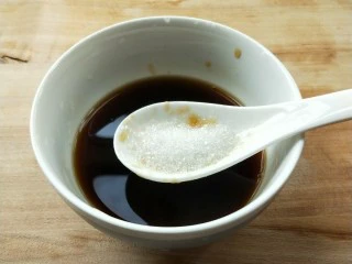 花雕酒焗藤椒手撕鸡,半勺白糖。