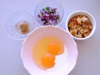 秘制异国风味鸡胸肉腌料&绝佳搭配 （减肥必备）,把绿辣椒 洋葱切丁 炒熟 敲两个鸡蛋 加一点牛奶和盐