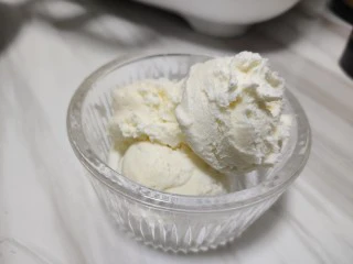 不怕化的冰激凌,看我让它72变~,放在玻璃碗中 ,放入冷冻 。