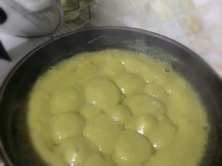 大同特色小吃苦荞粉,改小火盖锅盖儿焖5分钟，5分钟后打开锅盖继续搅拌。