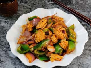 鱿鱼卷爆炒洋葱青辣椒