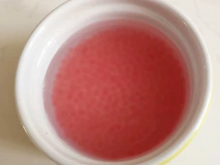 缤纷水果西米露,把焖好的西米倒入筛网,用冷水冲半分钟左右,备用。