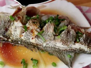 #年年有余#清蒸鲈鱼,热油快速淋在鱼身上,即可食用了