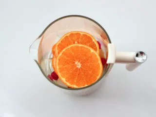 时令水果养生茶,再放入橙子。