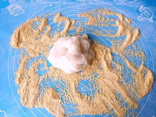 老北京小吃十三绝—驴打滚,蒸熟的糯米面放到黄豆面上，滚满黄豆面（防粘）