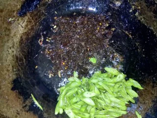 宜宾风味蛋炒饭,炒锅中放入碎米芽菜。