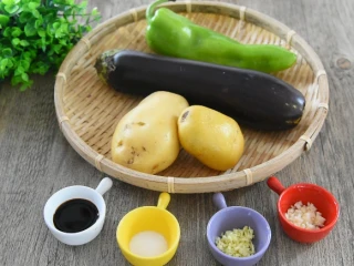 地三鲜的家常做法，超级无敌下饭菜！,土豆 1个、茄子 1根、青椒 1个 生抽 15g、糖 3g、蒜末 3g、姜末 5g、盐 1g、水淀粉 10g