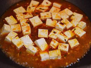 正宗地道的麻婆豆腐,放入清水快与食材平齐。