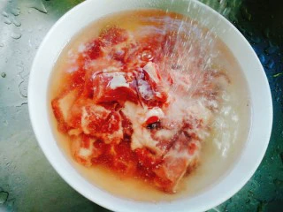 家常菜+红烧排骨,将排骨剁小冲洗干净，洗出血水。