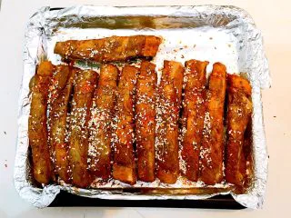 东北风味 密制香辣大肋排,最后撒一层熟白芝麻