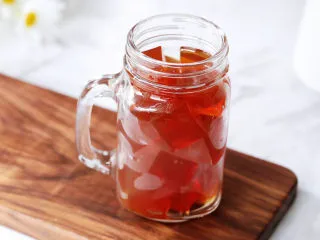 茶冻撞珍珠奶茶,放入杯中