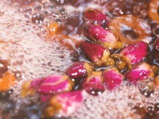 【酸梅汤】最正宗的古法酸梅汤,是烟熏味的,出锅前10分钟放入玫瑰花;