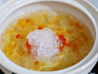 桃胶皂角米雪燕羹,加入雪燕