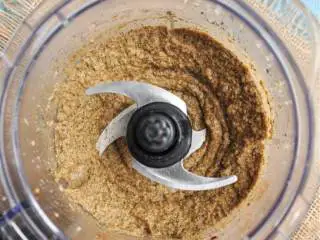 烟熏启波特雷风味鹰嘴豆,搅拌成泥状。