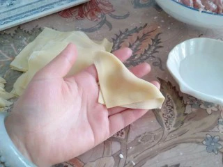 #地方特色小吃# 自制龙抄手,肉馅儿放中间,将面皮折叠如图示