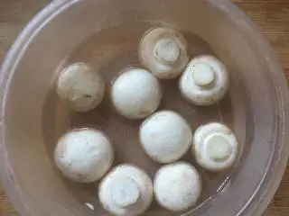 快手菜小炒口蘑,口蘑用盐水浸泡30分钟；