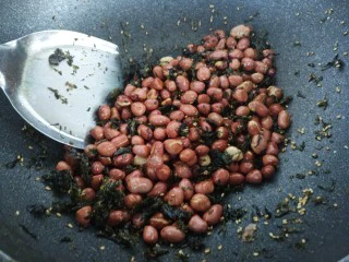 风味炒花生米,再炒几下。