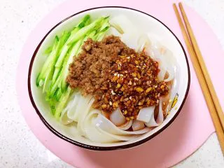 瓜丝肉末拌凉皮,瓜丝肉末凉皮清凉爽口，非常适合夏季食用~