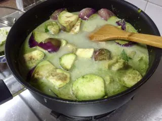 泰式青咖喱鸡·东南亚风味,加水,盖过鸡肉