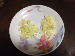 酱爆腰果鸡丁, 葱、蒜切碎