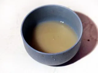 陕西小吃—肉夹馍,酱牛肉的过程中,制做肉夹馍的馍,先用温水将酵母化开。