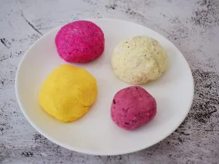 椰香西米水果芋圆,再用手揉成团